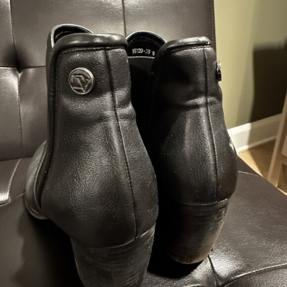 La Diva Sleek Black Leather Ankle Waterproof Booties - Picture 3 of 3